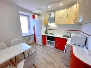 Червоне і біле Мережа квартир Alex Apartments Документи для відряджень Безконтактне заселення 24-7 Електрика та Світло, Опалення є завжди, встан?