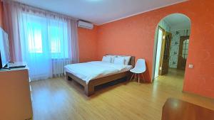Червоне і біле Мережа квартир Alex Apartments Документи для відряджень Безконтактне заселення 24-7 Електрика та Світло, Опалення є завжди, встан?
