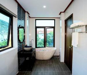 Le Grande Tam Coc Retreat - Free Pool & Mountain View