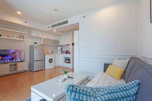 Modern 1-Bedroom Apartment in Watthana with Pool Access