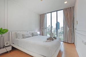 Modern 1-Bedroom Apartment in Watthana with Pool Access