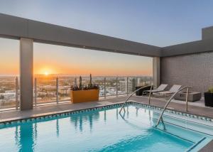 Boulevard Stays Highrise STU Sky Pool Parking Gym 30