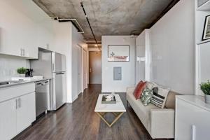 Boulevard Stays Highrise STU Sky Pool Parking Gym 30