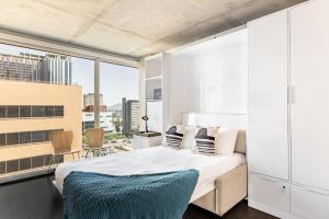 Boulevard Stays Highrise STU Sky Pool Gym 38