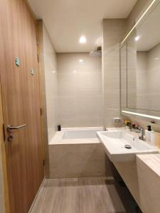 Luxury 2BR 2BA - 5 mins Walk to Emsphere Mall