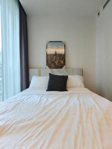 Luxury 2BR 2BA - 5 mins Walk to Emsphere Mall
