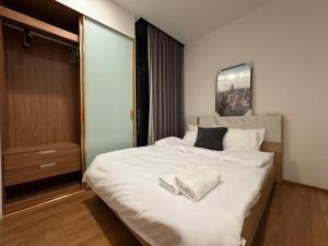 Luxury 2BR 2BA - 5 mins Walk to Emsphere Mall