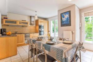 merville franceville, maison mitoyenne avec jardin, 2 chambres