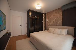 Designer Suite King Bed Sleeps 4 Near Pipera Metro