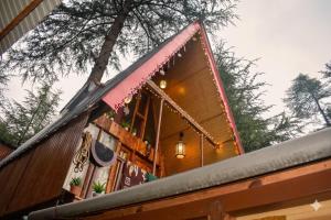 Wooden cottage jibhi