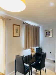 Deluxe Private Room in a flat W Fast WiFi, Netflix, Free Parking