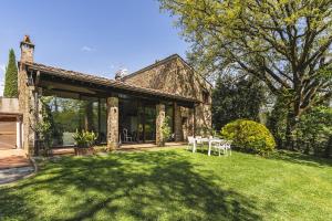 Designer Villa with Private Garden & Jacuzzi