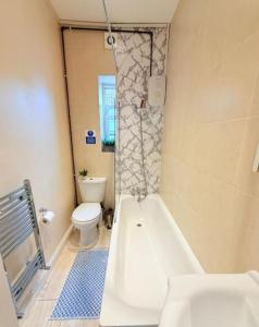 Charming Hidden Gem with Balcony in Kensington up to 6 Guests