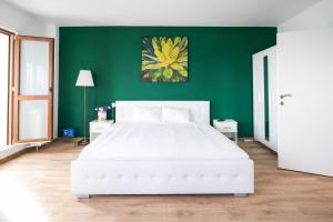 City View Studio: Your Cozy Urban Retreat