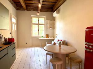 Designer Gem in Vinohrady - 1 min to Metro - 4 px
