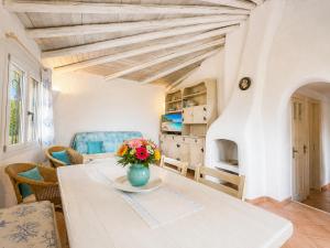 Sea View Three-Bedroom House 50m from the Beach 2