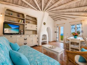Sea View Three-Bedroom House 50m from the Beach 2
