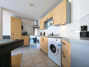 Stylish 2Bedroom Apartment En-Suite & Pool Table