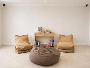 Large Stylish Home near CBD - Sleep 10