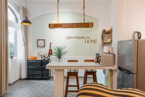 Glowing Ember 1Bedroom Apartment with 5mins step to Notre Dame Cathedral District 1