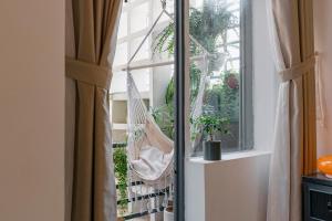 Glowing Ember 1Bedroom Apartment with 5mins step to Notre Dame Cathedral District 1