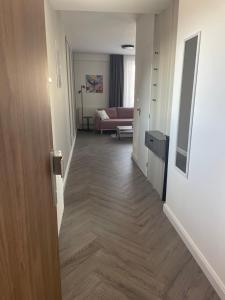 Rose and Oak Apartment