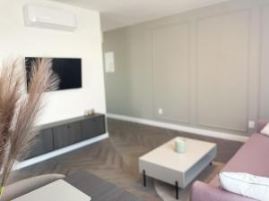 Rose and Oak Apartment