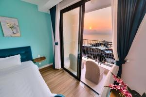 Seventeen Phu Quoc Apartments - Hillside & Firework view