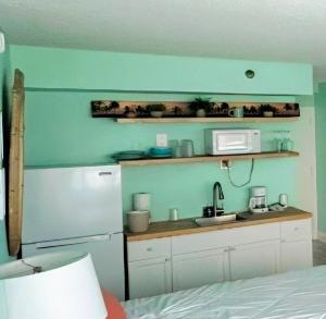 Oceanside Beachy King Studio wpool & tiki bar