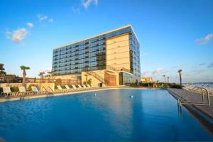 Oceanside Beachy King Studio wpool & tiki bar