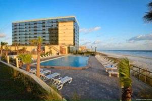 Oceanside Beachy King Studio wpool & tiki bar