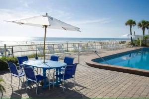Oceanside Beachy King Studio wpool & tiki bar