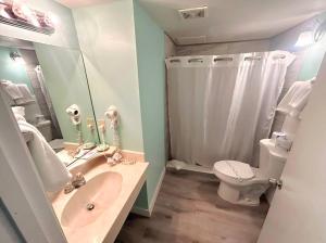 Oceanside Beachy King Studio wpool & tiki bar