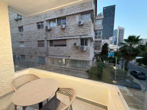 101 JRE apartment with stunning boulevard veiw