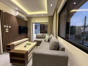 101 JRE apartment with stunning boulevard veiw