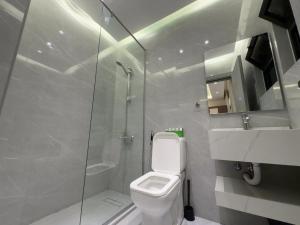 101 JRE apartment with stunning boulevard veiw