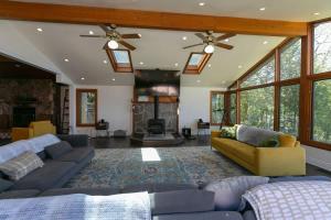 Lakefront Retreat with Gazebo Fire Table & Fishing