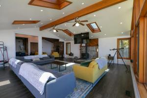 Lakefront Retreat with Gazebo Fire Table & Fishing