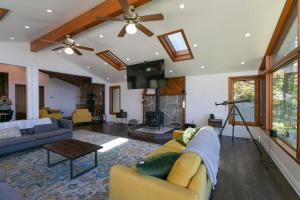 Lakefront Retreat with Gazebo Fire Table & Fishing