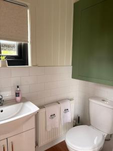 Everwood Escape - The Hawthorn Hut with Private Hot Tub