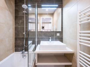 Studio rénové avec mezzanine – Centre Val-dIsère - FR-1-518-123