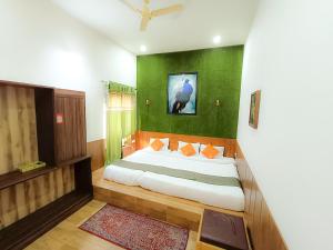 The Hideout Agra - Garden Homestay Near Taj Mahal