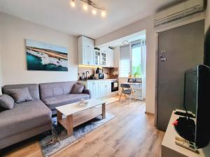 Compact Central Apartment Next to Troikata Square