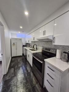 Woodbridge Guesthouse- Close to Wonderland, Groceries, Cortellucci hospital
