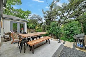 Artist Retreat on the Creek Hot Tub Sleeps 10