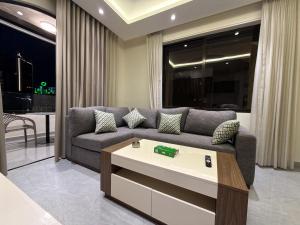 201 JRE apartment with stunning boulevard veiw