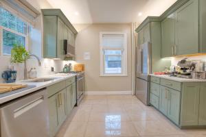 4BR near Prospect Park Off-Street Parking Outdoor Space 3 Kings, 1 Queen