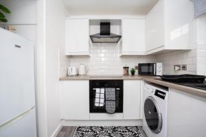 Stylish 2BR Jesmond Stay - Near Metro & FREE Parking!