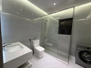 203 JRE apartment with stunning boulevard veiw