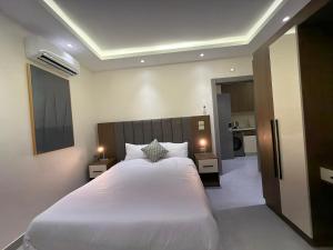 204 JRE apartment with stunning boulevard veiw